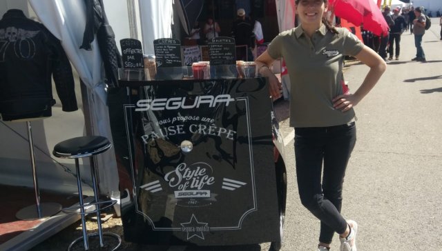 Le triporteur aux couleurs de notre clients, sur le circuit moto de Montlhéry.